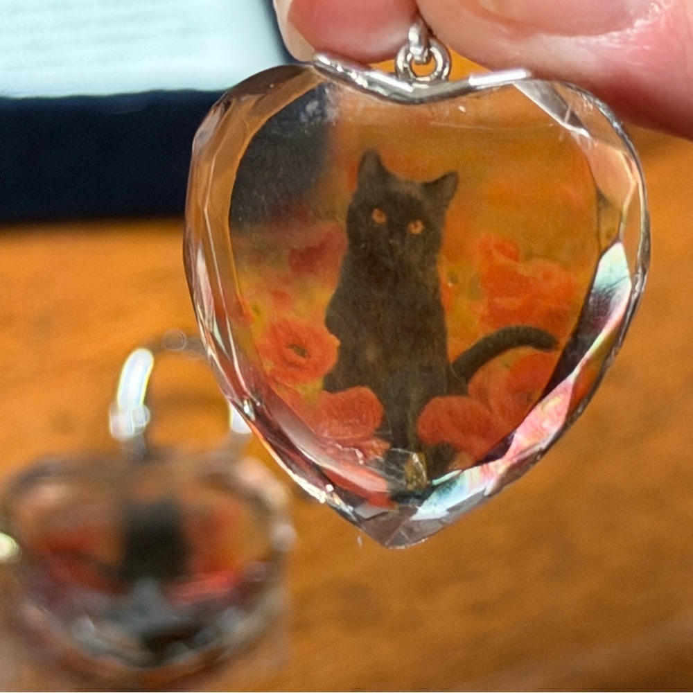 VTG Danbury Mint Poppy Black Cat Crystal Heart Earrings 1” NIB - Picture 2 of 3